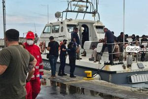 Στο λιμάνι της Ιεράπετρας 64 μετανάστες που εντοπίστηκαν από δεξαμενόπλοιο νότια της Χρυσής