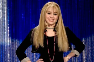 Η Μάιλι Σάιρους βραβεύτηκε ως η νεότερη «Disney Legend» και ξέσπασε σε δάκρυα