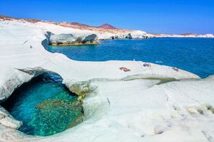 Στην κορυφή των ελληνικών νησιών η Μήλος – Γιατί την επιλέγουν τουρίστες από όλο τον κόσμο