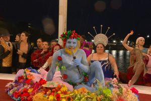 Γαλλία: Ο μπλε Διόνυσος των Ολυμπιακών Αγώνων εμφανίστηκε γυμνός στο… ραδιόφωνο