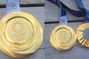 Ολυμπιακοί Αγώνες: Ολυμπιονίκης συνέκρινε τα χρυσά μετάλλια που κέρδισε στο Τόκιο και στο Παρίσι (vid)