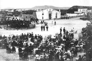 Ηρακλειώτες ψυχαγωγούνται από την ορχήστρα του βρετανικού στρατού στην πλατεία Ελευθερίας