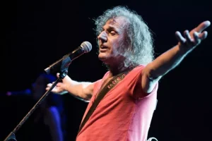 Βασίλης Παπακωνσταντίνου: «Αφιερώνω τις συναυλίες μου σ’ αυτούς που απέτυχαν στις Πανελλαδικές, δεν είσαστε παπαγαλάκια»