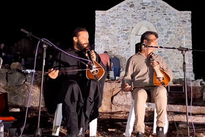 Παπάς παίζει λύρα στην κορυφή των Αστερουσίων!