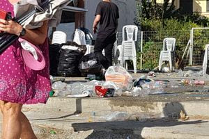 Ηράκλειο: Πήγαν το πρωινό τους μπάνιο και μάζευαν σκουπίδια από τη θάλασσα