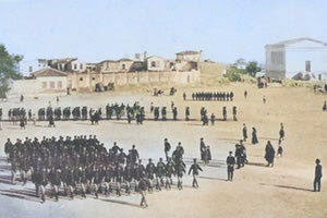 Κρητική Πολιτοφυλακή παρελαύνει στο χώρο της σημερινής πλατείας Ελευθερίας