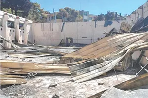 Στις φλόγες η περιοχή της Πεντέλης – Καίγονται σπίτια