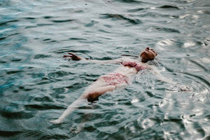 Πόσο ασφαλές είναι το κολύμπι σε ποτάμια και λίμνες – Ένας Έλληνας επιστήμονας εξηγεί