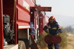 Σφακιά: Σε εξέλιξη φωτιά σε δύσβατη περιοχή – Eπιχειρούν 40 πυροσβέστες