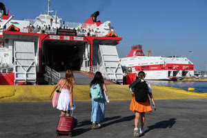 Κορυφώνεται η έξοδος των αδειούχων του Αυγούστου – 39.000 επιβάτες αναχώρησαν τη Δευτέρα από Πειραιά, Λαύριο, Ραφήνα