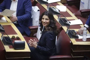 ΣΥΡΙΖΑ: Η Πόπη Τσαπανίδου αποδέχτηκε την έδρα του Ηλιόπουλου