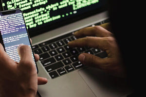 Le Monde: Κατηγορίες πως η ελληνική κυβέρνηση προσπαθεί να θάψει το σκάνδαλο των υποκλοπών