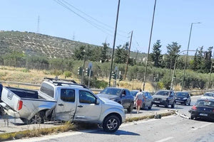 Σφοδρή σύγκρουση τριών οχημάτων στον κόμβο Σκαλανίου