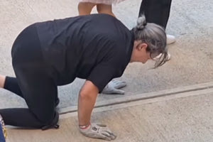 Με τα γόνατα στην Καλυβιανή για Χάρη της Παναγίας!