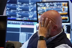 Η αιτία πίσω από τη «Μαύρη Δευτέρα» στα χρηματιστήρια: Ξεπούλημα μετοχών σε παγκόσμιο επίπεδο