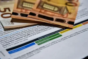 Σκέψεις στην κυβέρνηση για επιδοτήσεις στους λογαριασμούς ρεύματος και τον Σεπτέμβριο