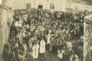 Θρησκευτική τελετή έξω από ναό στην Κρήτη