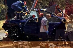 Σοβαρό τροχαίο στη Θεσσαλονίκη – Αυτοκίνητο προσέκρουσε σε κολόνα, δύο τραυματίες