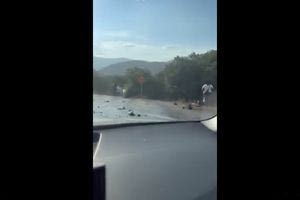 Η νεροποντή έφερε και… τροχαία – Βανάκι συγκρούστηκε με αυτοκίνητο λίγο μετά το Φόδελε