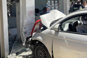 Αυτοκίνητο “εισέβαλε” σε πρακτορείο ταξιδίων στο κέντρο του Ηρακλείου