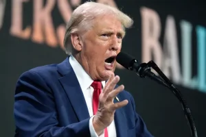 ΗΠΑ: Ο Τζο Μπάιντεν θεωρεί τον Ντόναλντ Τραμπ “πραγματικό κίνδυνο για την ασφάλεια της Αμερικής”