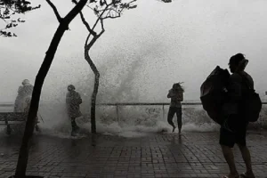 Ιαπωνία: Εκατοντάδες πτήσεις και δρομολόγια τρένων ακυρώθηκαν εν αναμονή της έλευσης του τυφώνα Αμπίλ