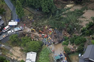 Ιαπωνία: Πλησιάζει ισχυρός τυφώνας – 4 αγνοούμενοι εξαιτίας κατολίσθησης