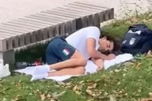 Ολυμπιακοί Αγώνες 2024: Ο κολυμβητής της Ιταλίας Τόμας Τσεκόν κοιμήθηκε στο γρασίδι λόγω ζέστης