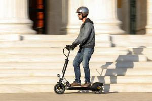 «Να υπάρχει εκπαίδευση για όσους θέλουν να κυκλοφορούν με πατίνι» – 2.500 παραβάσεις και αρκετά ατυχήματα σε λίγους μήνες