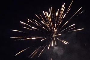 Έκαναν πάρτι γενεθλίων στα τείχη και έβαλαν φωτιά από βεγγαλικά!