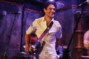 Ο Πάνος Βλάχος χόρεψε το “Gucci φόρεμα” με μέλλουσα νύφη στα Χανιά