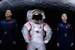 Η Κίνα παρουσίασε νέα διαστημική στολή για τις μελλοντικές επανδρωμένες πτήσεις στη Σελήνη