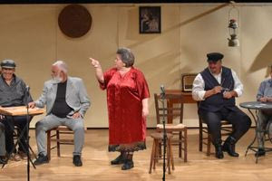 Ορθιο το κοινό στο Αρκαλοχώρι χειροκρότησε τη «Σκόνη της Αγκαραθιάς»