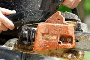 Aπίστευτο περιστατικό στις Αρχάνες: Πήρε στο κυνήγι δικαστικό επιμελητή κρατώντας αλυσοπρίονο!