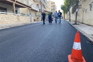 Ανακατασκευή του οδοστρώματος για τις διαβάσεις πεζών στη συμβολή των οδών Υακίνθου- Σ. Βενιζέλου και Μίνωος