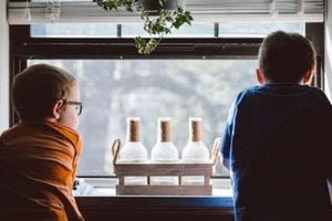 Αποξένωση στα αδέλφια: Ένας ψυχολόγος εξηγεί τους λόγους και απαντά σε 8 καίρια ερωτήματα