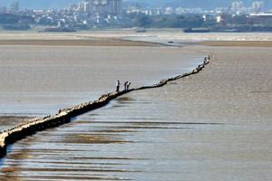 Κίνα: Πέτρινη γέφυρα 400 ετών και μήκους 2,5 χιλιομέτρων βγήκε στην επιφάνεια λίμνης λόγω ξηρασίας