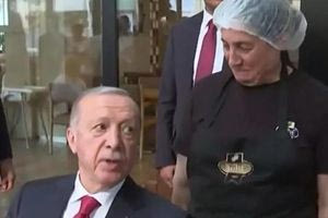 Τουρκία: Βίντεο με τον Ερντογάν να απολαμβάνει φραπέ – «Συγχαρητήρια, τον έφτιαξες υπέροχο»