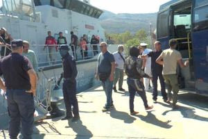 Στο λιμάνι της Σούδας οι 78 μετανάστες από τη Γαύδο