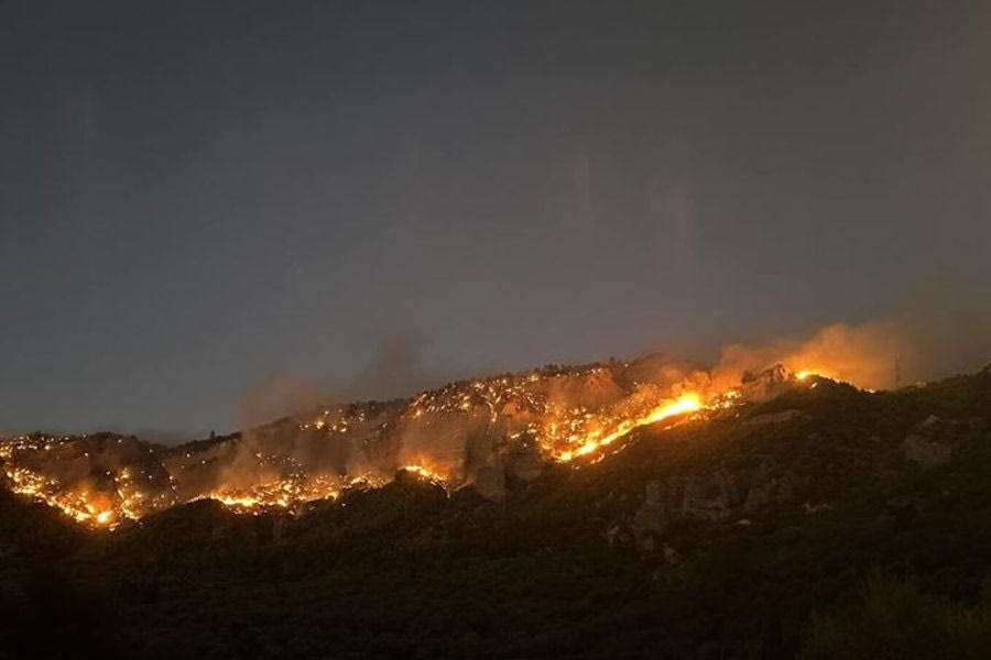 Κλειστά θα παραμείνουν και αύριο όλα τα σχολεία στο Ξυλόκαστρο λόγω της φωτιάς