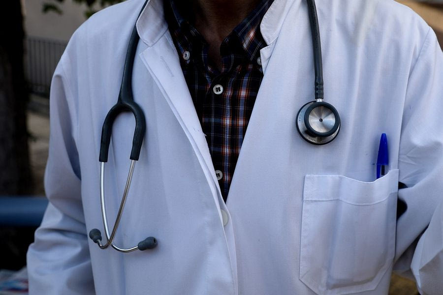 Γιατροί ΕΣΥ: Τι αλλάζει στις αποδοχές τους από τη νέα χρονιά – Παραδείγματα για κάθε ιατρό