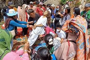 Ινδονησία: Φυλή κάνει εκταφή νεκρών κάθε 4 χρόνια… για να τους περιποιηθεί