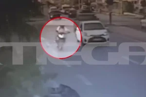 Ηράκλειο: Η στιγμή που η μηχανή πέφτει πάνω σε στάση λεωφορείου στο Γιόφυρο