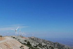 Η Κομισιόν εγκαλεί την Ελλάδα για καθυστερήσεις στις άδειες ΑΠΕ