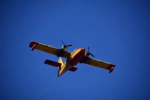 Φωτιά στην Κύθνο – Επιχειρούν επτά αεροσκάφη και ελικόπτερα