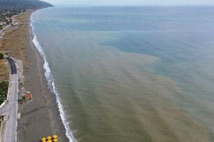 Λάρισα: Καφέ έγινε η θάλασσα στον Αγιόκαμπο από τα φουσκωμένα ρέματα