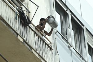 Πολύωρο θρίλερ στην Αχαρνών με τον άνδρα που απειλεί να ανατινάξει μπουκάλα υγραερίου