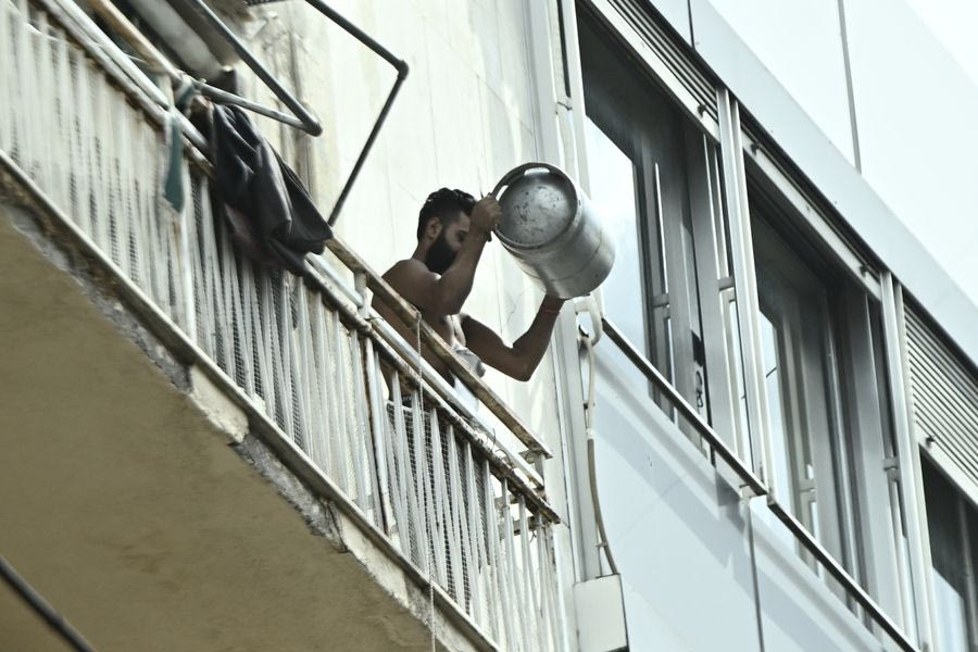 Πολύωρο θρίλερ στην Αχαρνών με τον άνδρα που απειλεί να ανατινάξει μπουκάλα υγραερίου