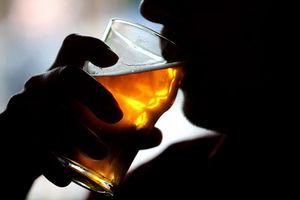 Μας κάνει το αλκοόλ πιο ειλικρινείς; Η επιστήμη απαντά