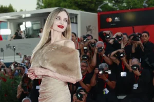 Αντζελίνα Τζολί: Θέμα συζήτησης τα αδυνατισμένα χέρια της στο Φεστιβάλ Βενετίας